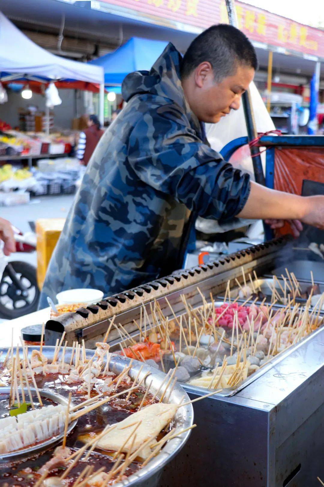 诸暨街头的烟火气孙陈摆了5年的串串小推车人均10元吃到撑
