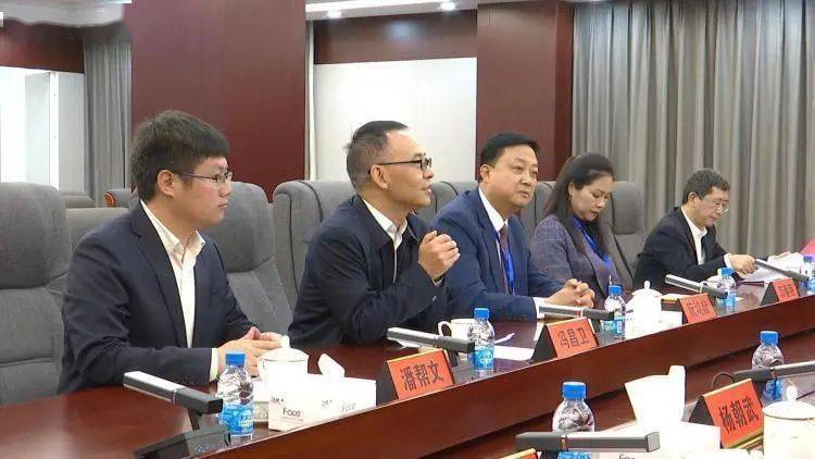 市委常委,常务副市长柏崇卫与文山三七集团有限公司董事长冯昌卫共同
