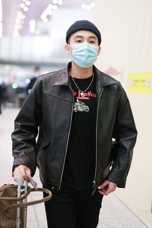 欧豪一袭黑色皮衣现身机场,头戴一顶蓝色的针织线帽子有些萌