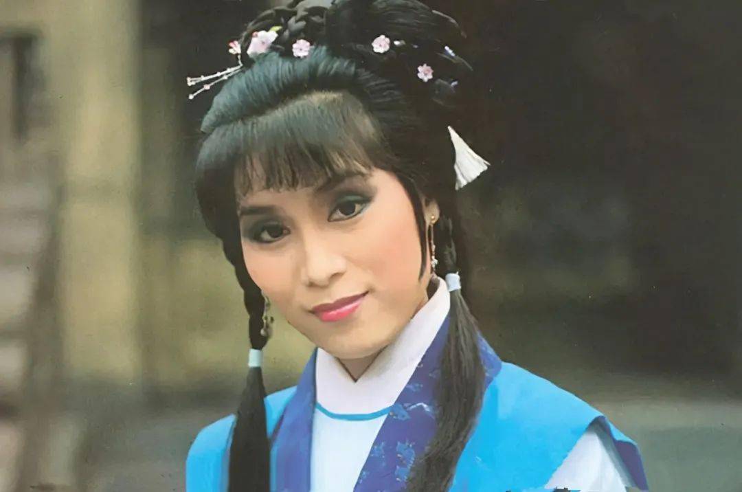 被烧伤后恢复好61岁穆念慈杨盼盼参加聚会女儿罕露面