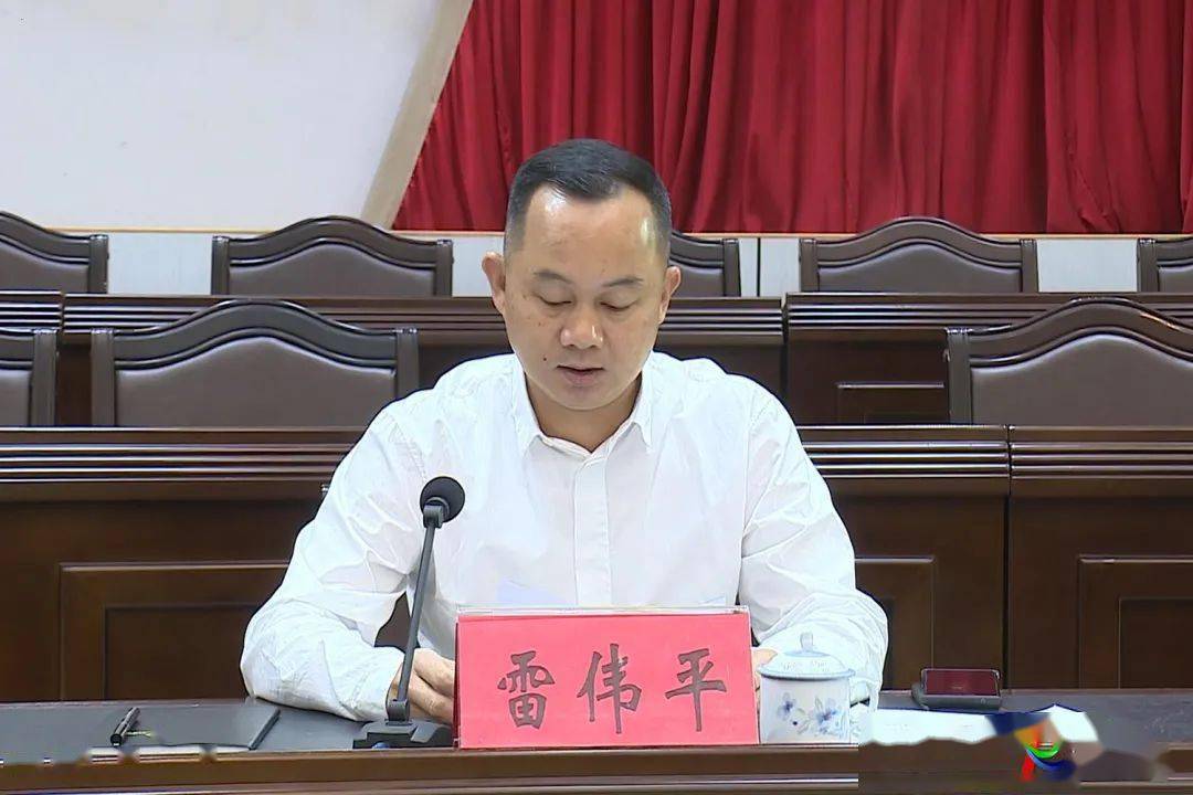 县委副书记黄汉成通报近期脱贫攻坚工作情况,部署年度考核有关工作,副