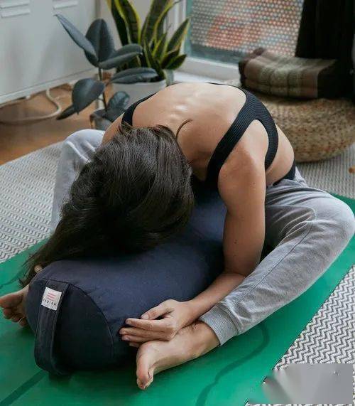 开髋并不难每天在家这样趴30分钟髋部自然就开了