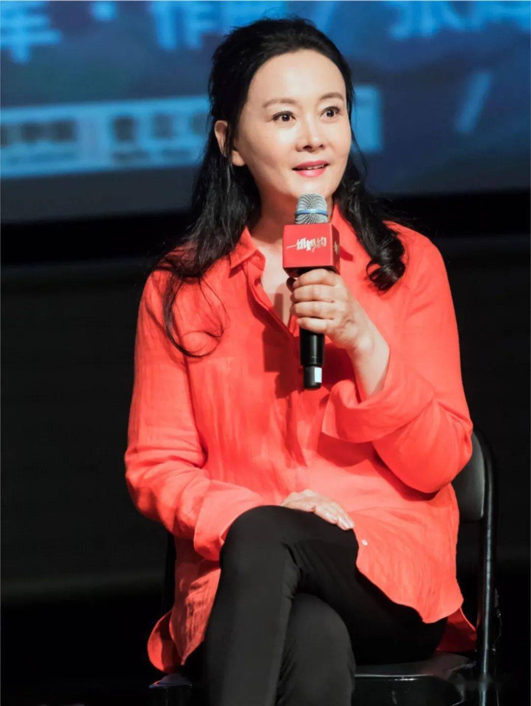 娜仁花年过半百梳大背头挺潇洒将旗袍穿出华贵感