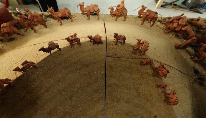 师徒俩泥塑演绎丝绸之路再现古长安城商贸盛况及驼队穿越沙漠景象