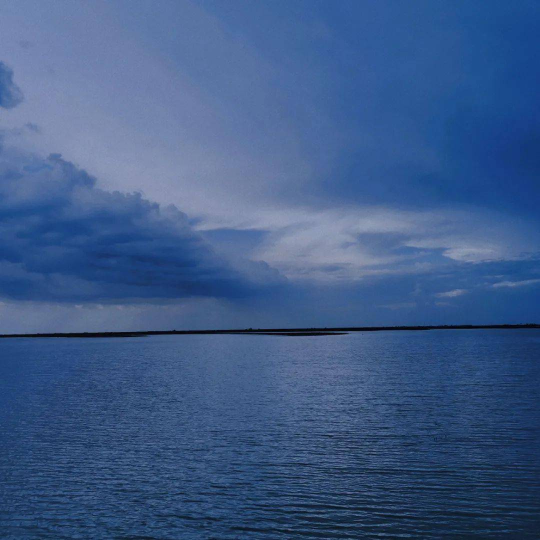 捕光逐影今天的天空像一封深蓝色的情书总第1907期