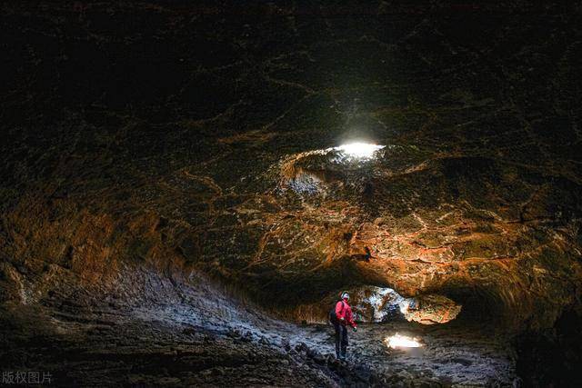 千疮百孔的奇特景观土耳其天然熔岩火山洞穴吸引游客打卡