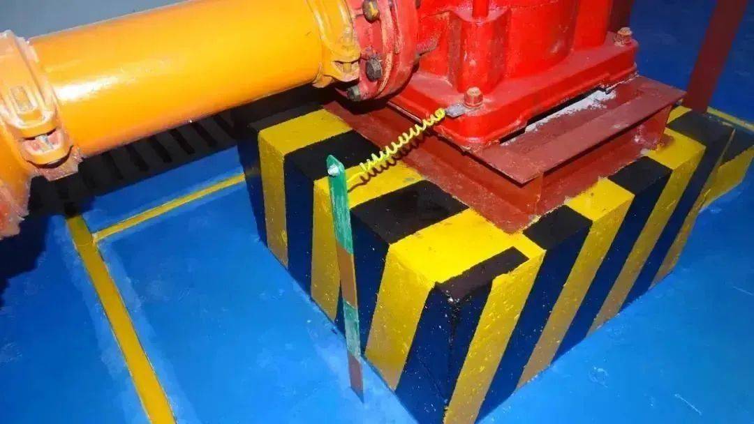 亮点三:螺栓安装方向统一规范,外露螺栓防锈保护到位,接地扁钢倒角