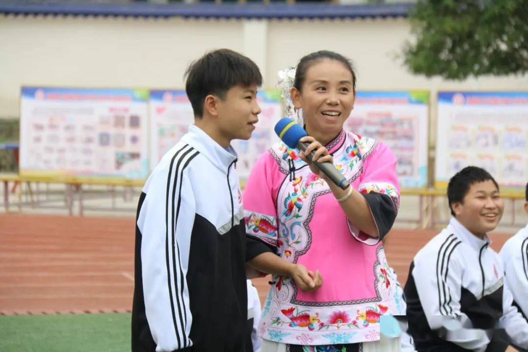 校园风采石堤中学摆手舞儿跳土家歌儿唱