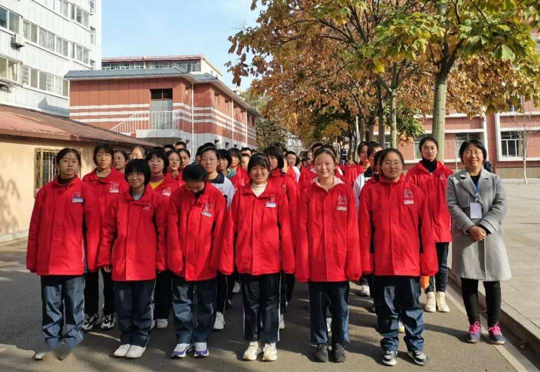 和学生一起上课间操▲乡宁三中杨霞老师在参与评课,和王丽霞老师交流