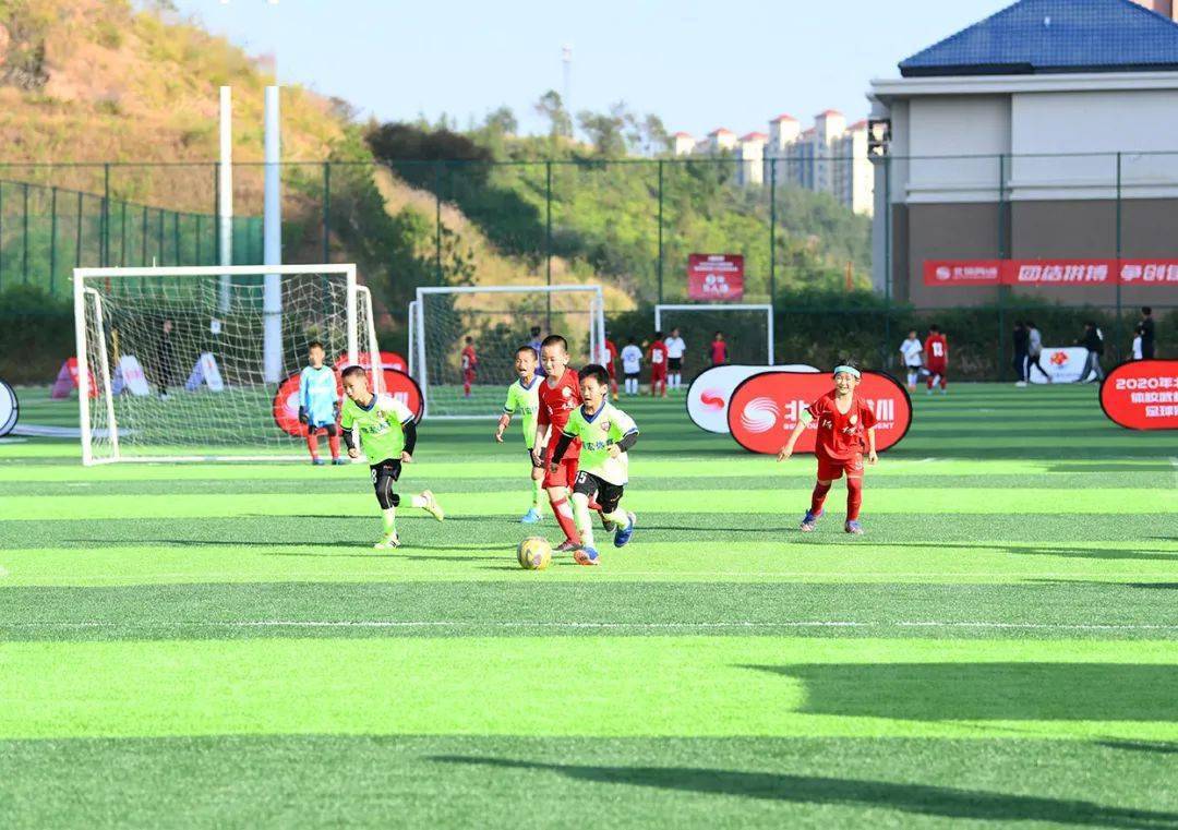 我县选派的定南u8男队与洛阳体校在江西定南国家青少年足球训练中心