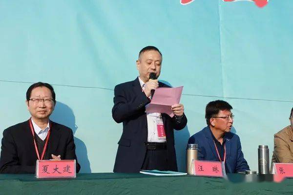 大会组委会主任夏大建校长庄严宣布:"舒城二中第36届田径运动会开幕!