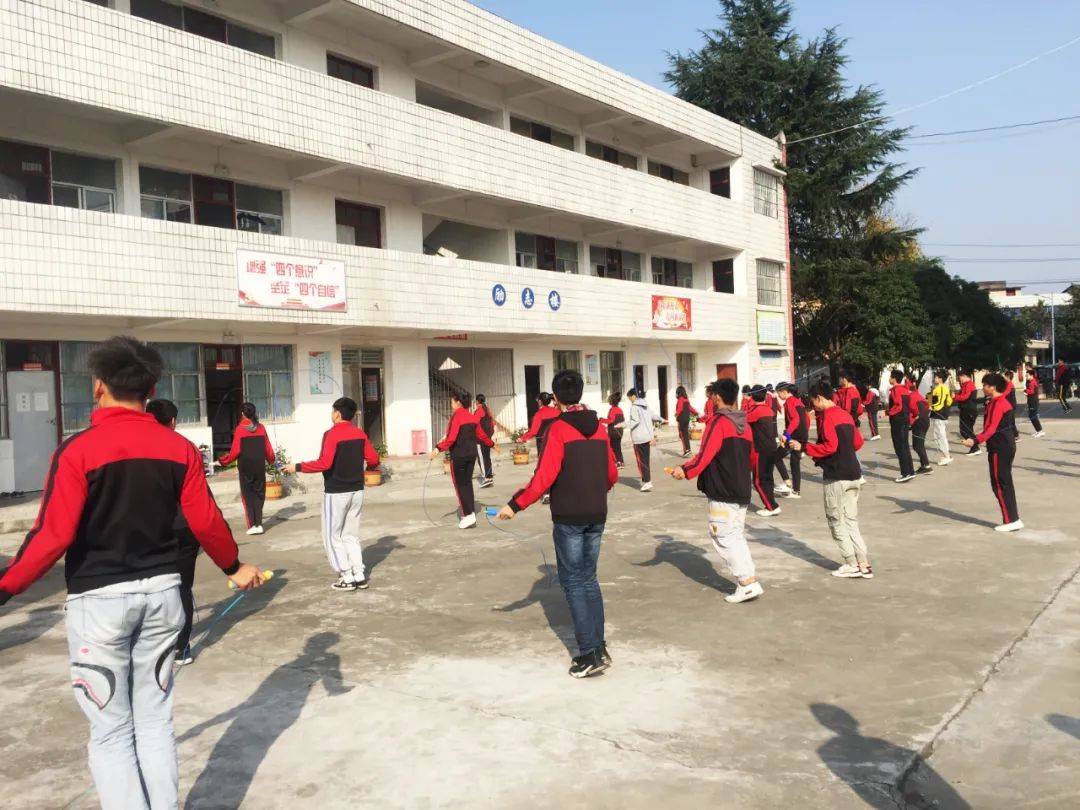 朱莹,郭芬一行先后走访了镇福利院,五山二中,大型商超,药店和谢湾卫生