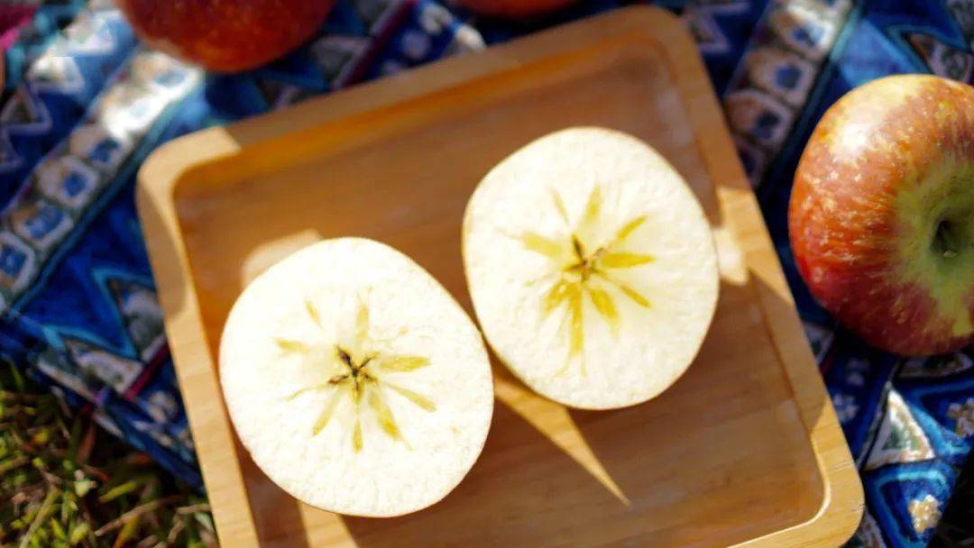 一口甜脆流汁喝着云南雪山水长大的雪苹果福州人也能吃到了