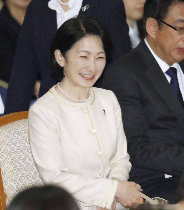 但还有一个人,或许心里开心却不敢张扬,那就是文仁的妻子,日本天皇的