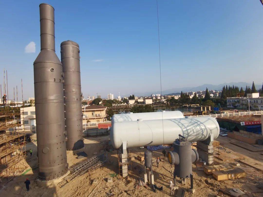 其中,11月1日顺利就位的空冷塔,水冷塔属于空分预冷系统,水冷塔直径4