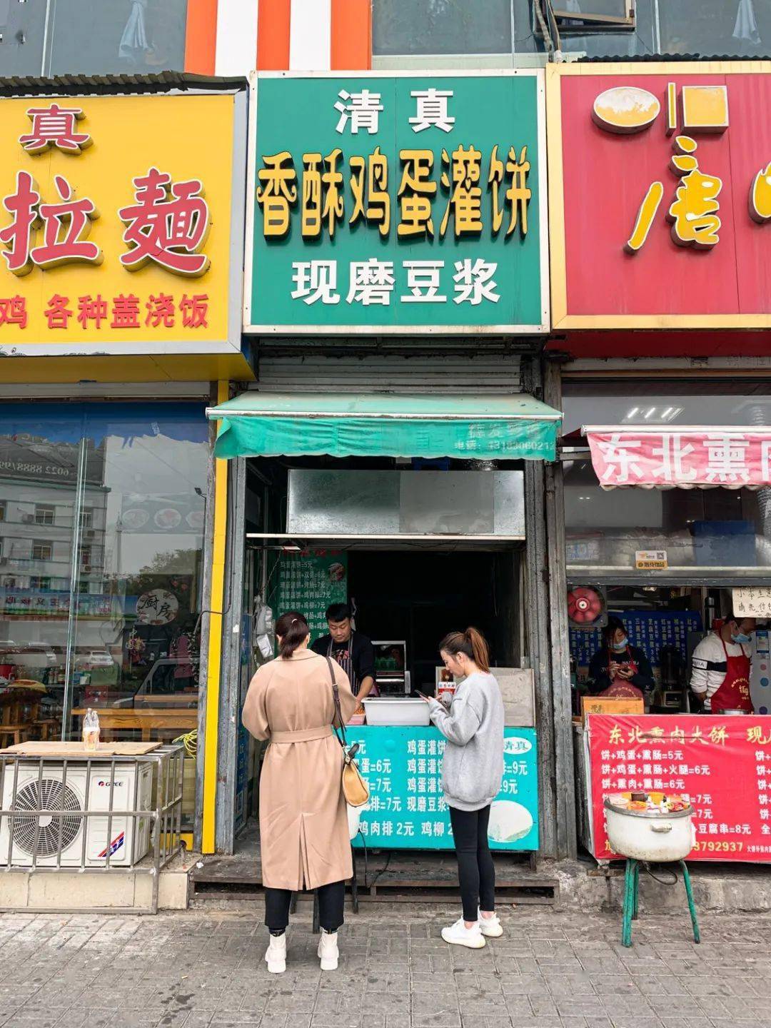 洛阳这家鸡蛋饼店,一口酥脆,卖完就关门.