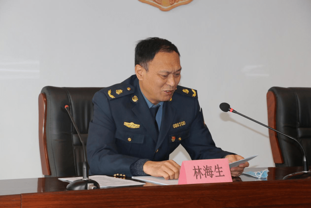 交通运输综合行政执法队副队长林海生同志主持会议.