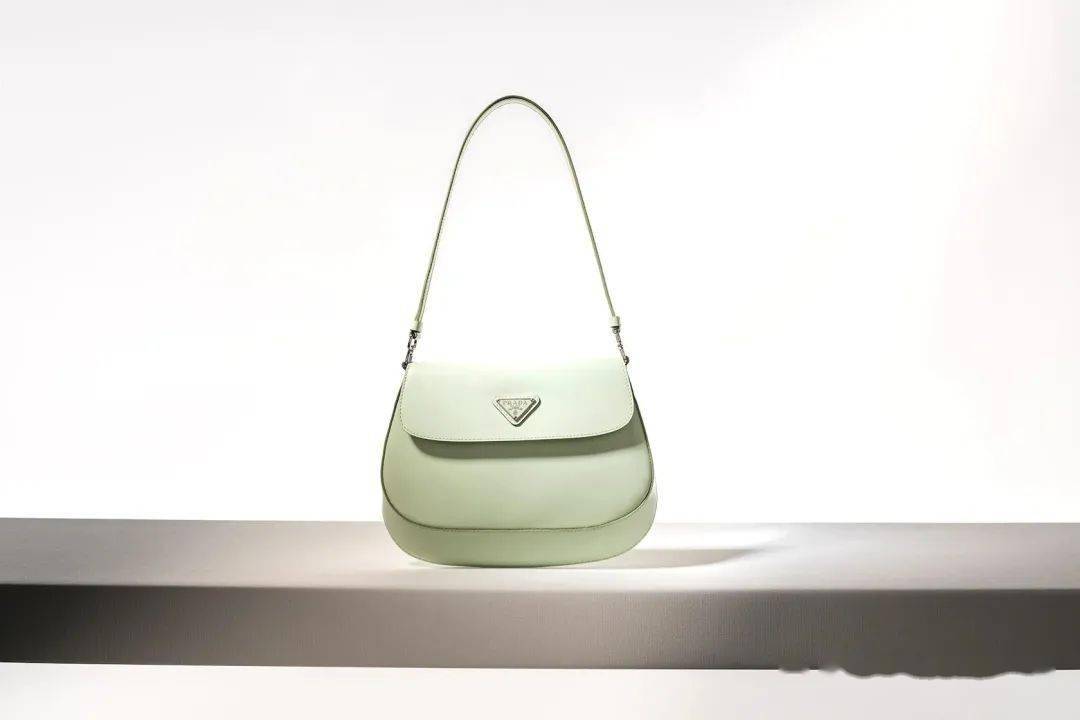 prada新款圈钱包包上线秋冬街头式运动风强势回归