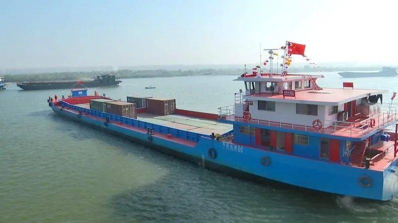 汉江流域最大集装箱船首航