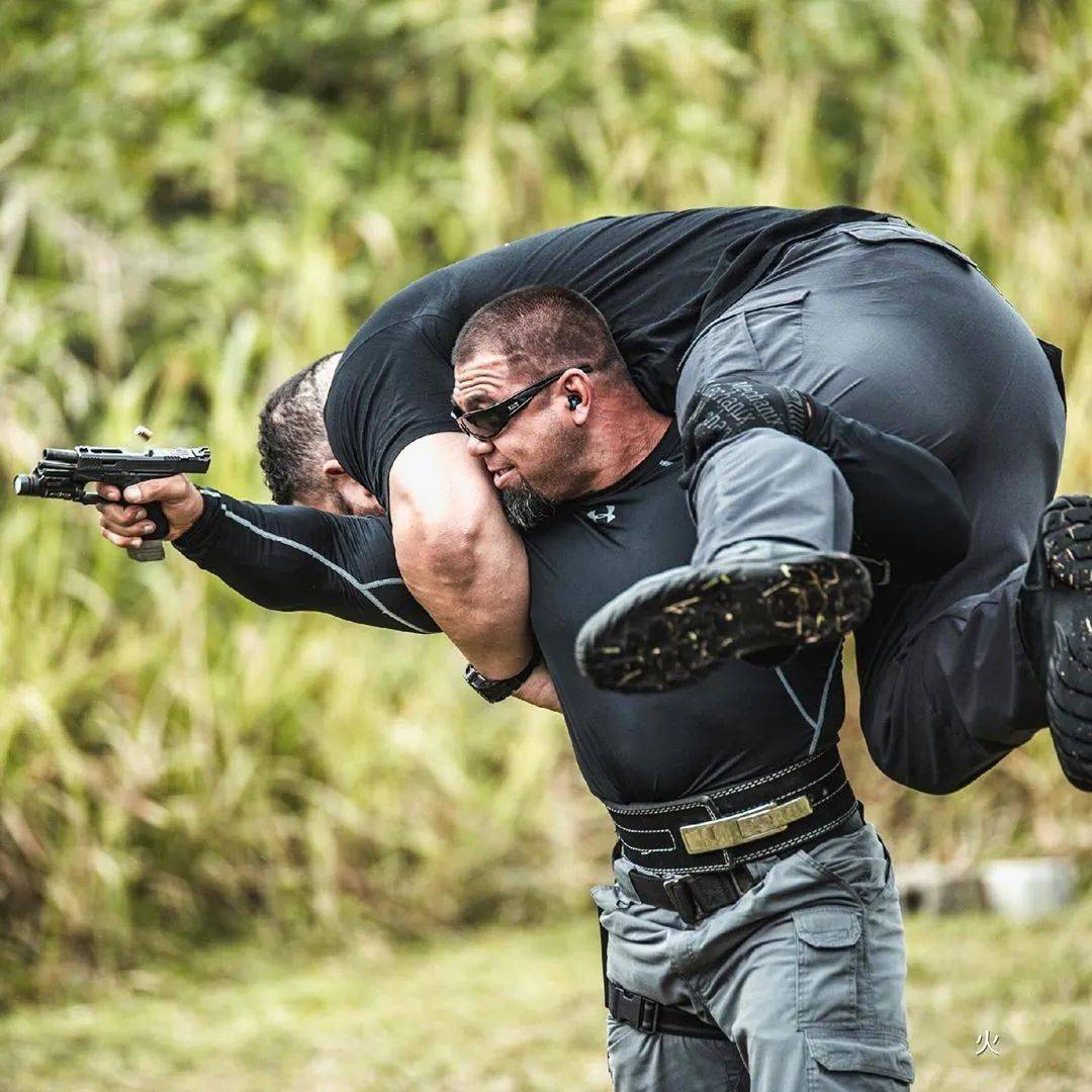 战术大壮威慑力巨强的大块头再加上会打枪呵呵