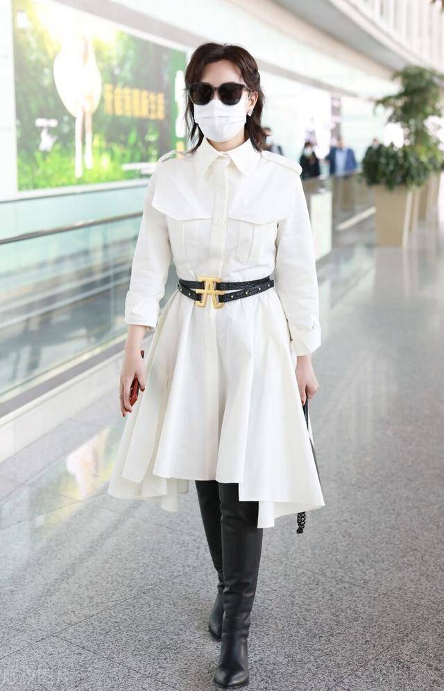 陈数穿白色风衣裙配高筒皮靴现身一身穿搭沉稳干练又不失女人味