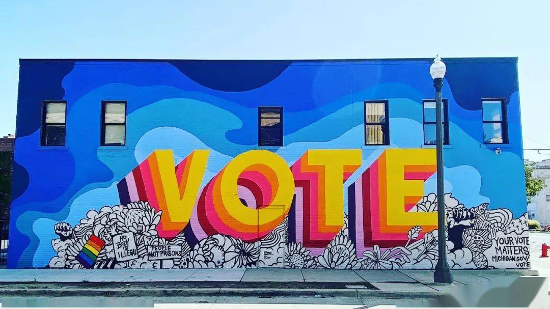 涂鸦墙06除了显示信息, 也实时更新选举票数,播放电视新闻.