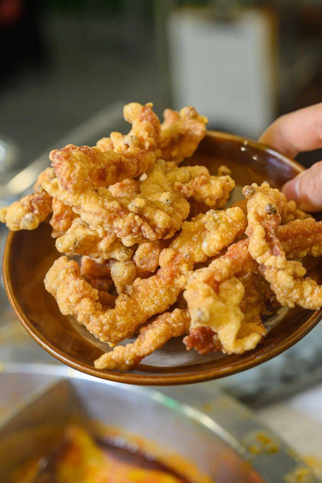 小酥肉一根根猪肉不论肥瘦挂浆裹粉油锅里走香而不腻的口感与火锅更