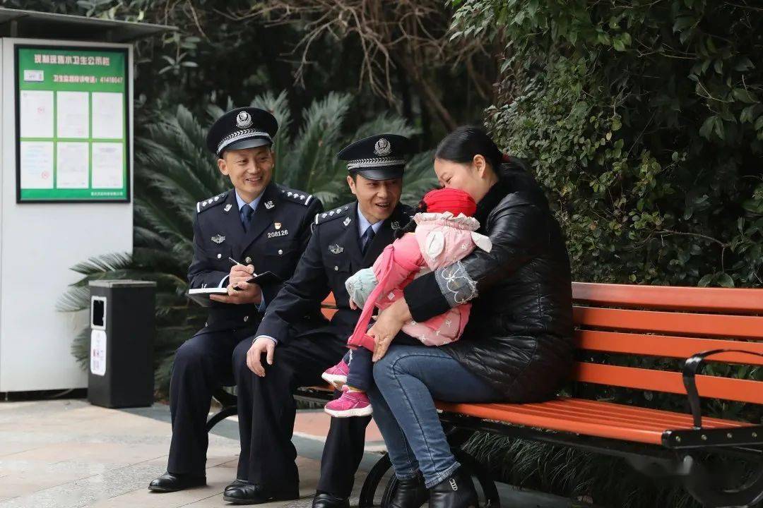 01黃旭東《警鄰一家親》滑動查看更多04030201張嘯寒 《英雄回家》