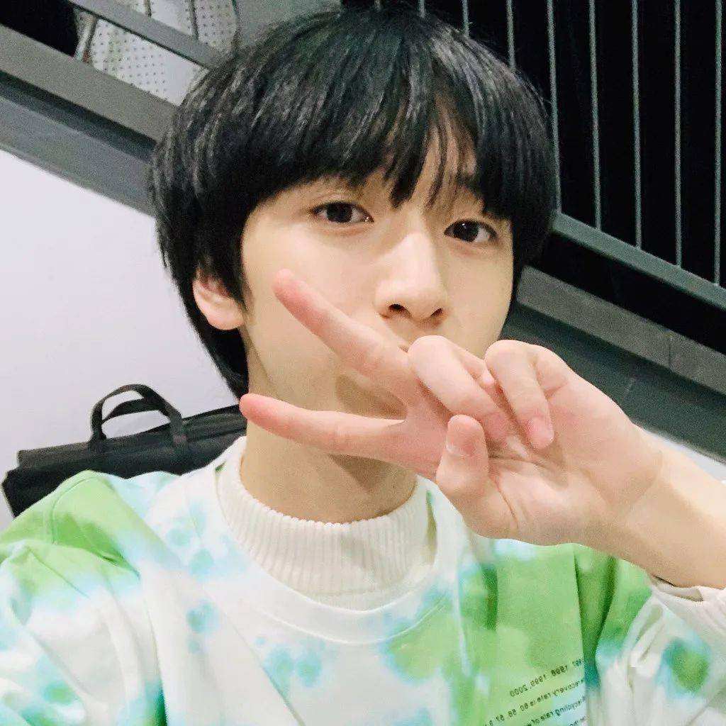 微信头像严浩翔