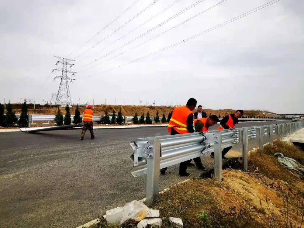 冲刺养护公司全力攻坚岚罗高速一合同段交安工程