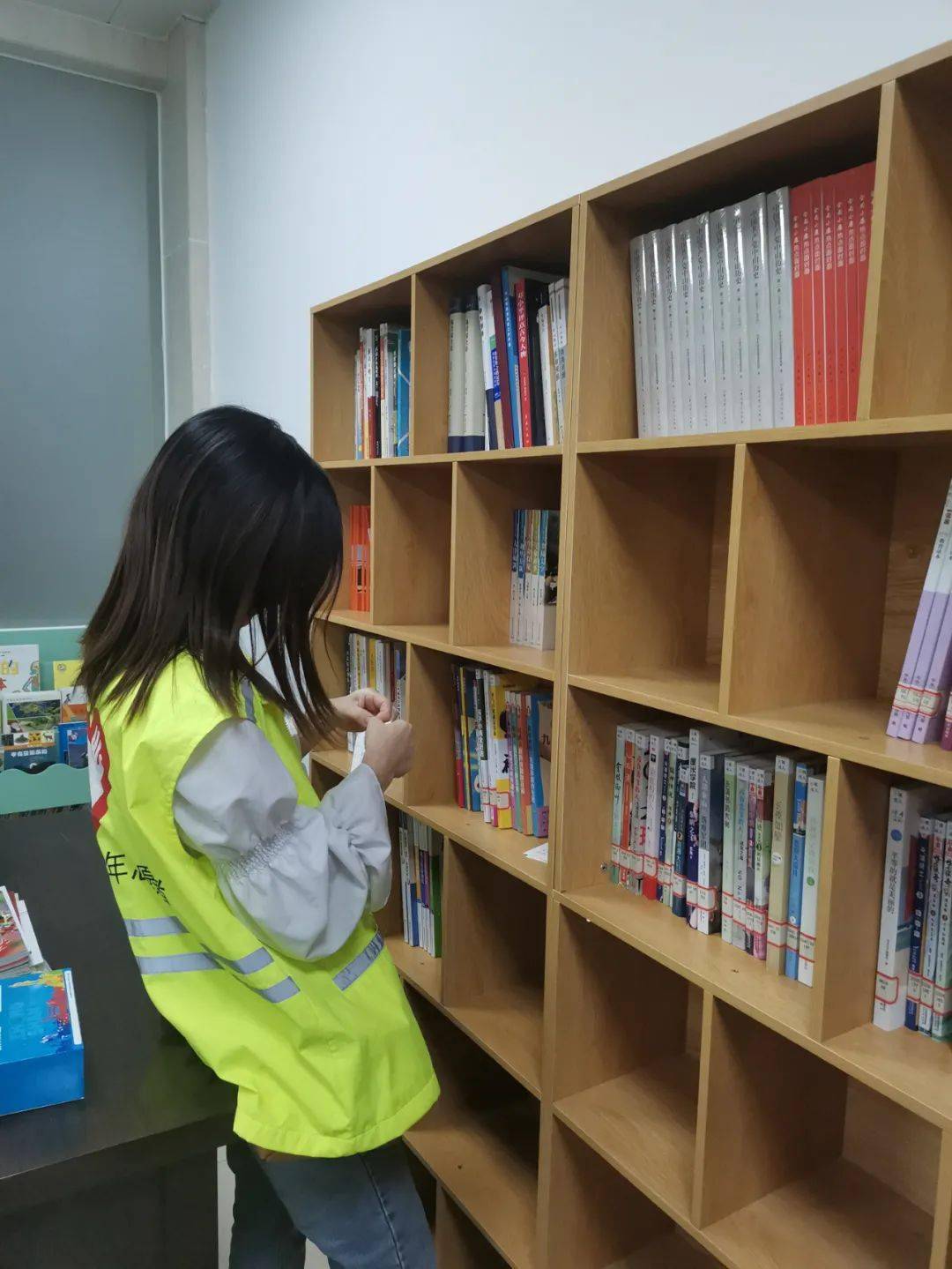 整理图书化凌为整齐动手冈东村开展图书整理志愿活动