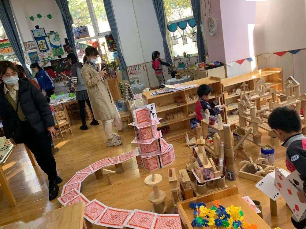 摸索中前进师幼共成长市北区人民路幼儿园蓝庭分园室内自主游戏研究