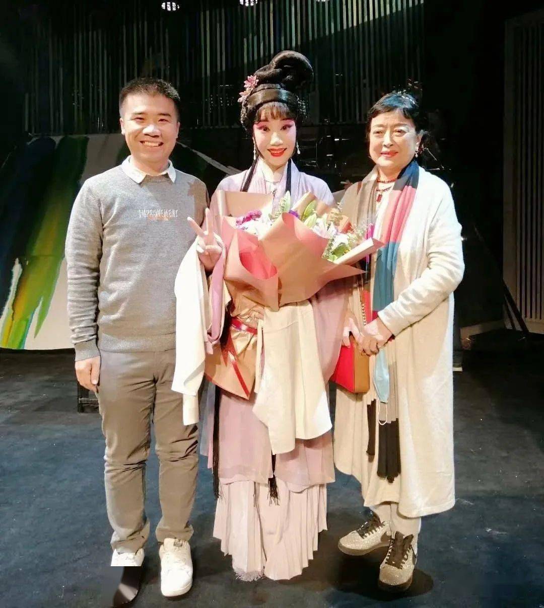 本文作者张金松(左)与评剧新派名家刘淑琴(右),刘淑琴爱徒王婧(中)