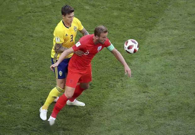 足球训练锋线球员必会的简单使用护球方式