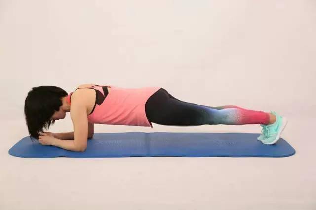 男女都有的骨盆前倾每天练几分钟帮你轻松矫正