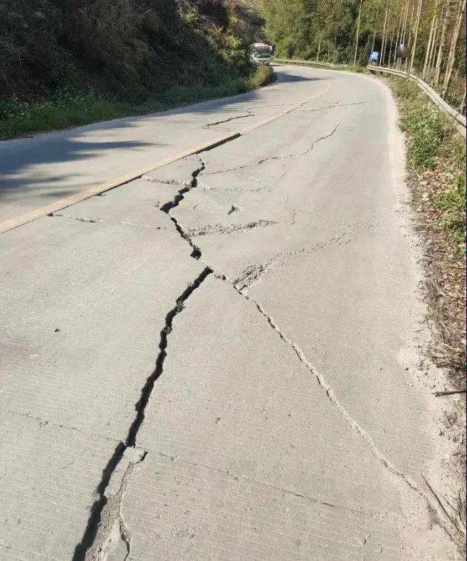 真怕突然坍塌北流平政至大伦公路一路面出现十几米裂缝