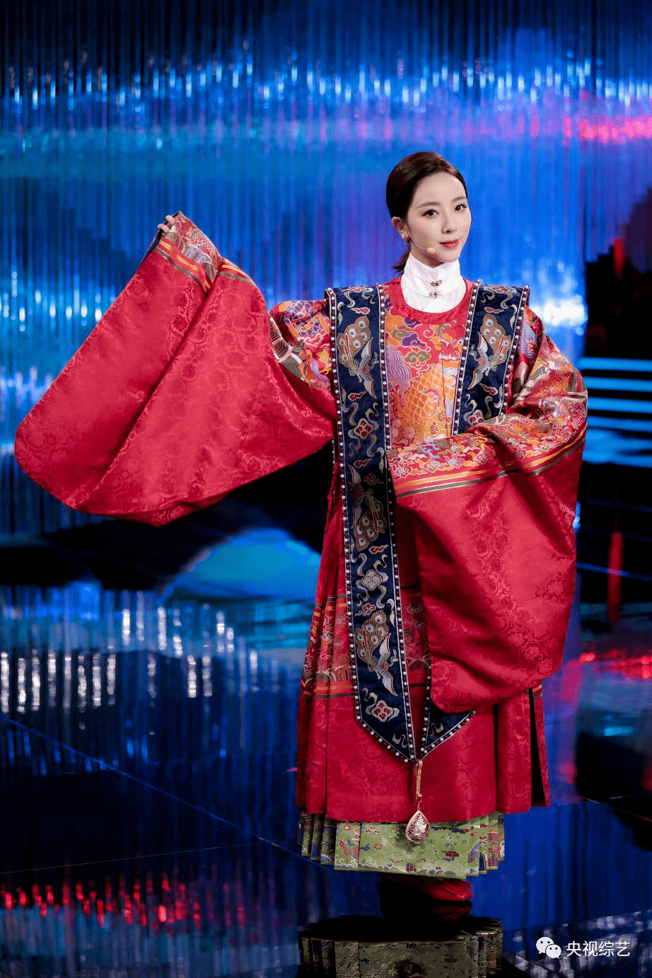 原来红配绿才是古人的喜庆配色,看《衣尚中国》品婚服之美