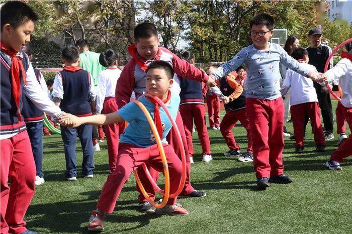 别样"五环"添趣味 放松身心增友谊 ——龚小体育节之学生集体趣味游戏