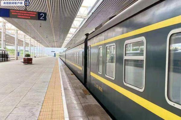 11月15日出岛的旅客列车有:海口至上海南k512次,海口至哈尔滨西z112次