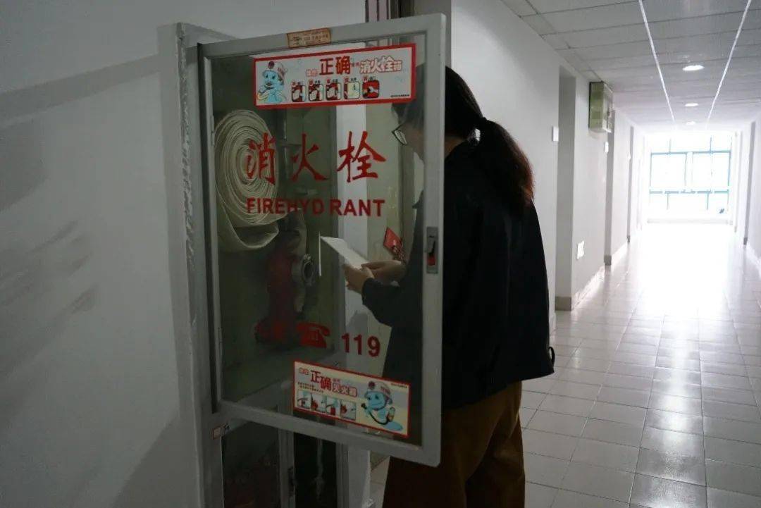 是否使用易燃易爆,强腐蚀性等危险物品,宿舍楼梯等消防通道是否畅通