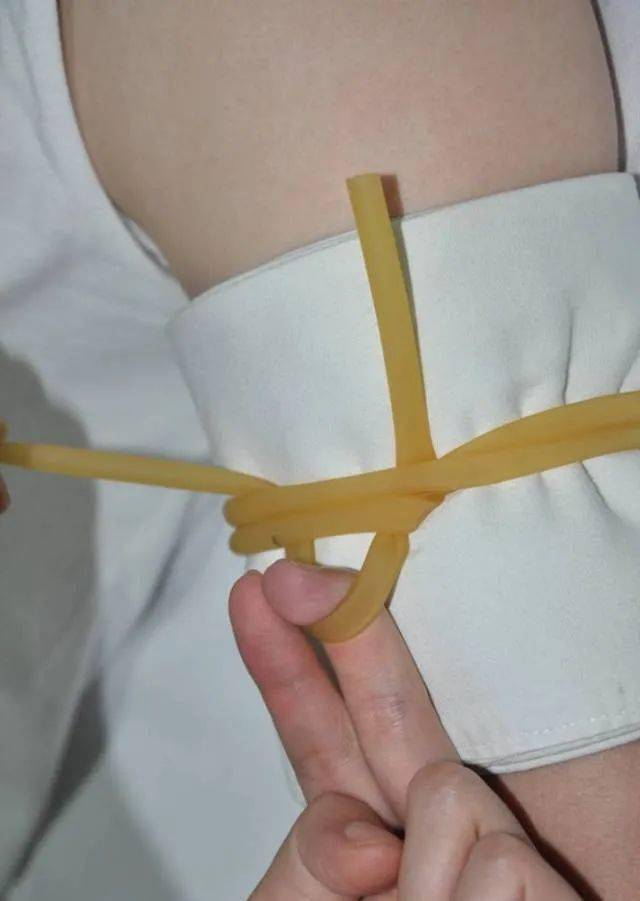 常用的止血带是三尺左右长的橡皮管.