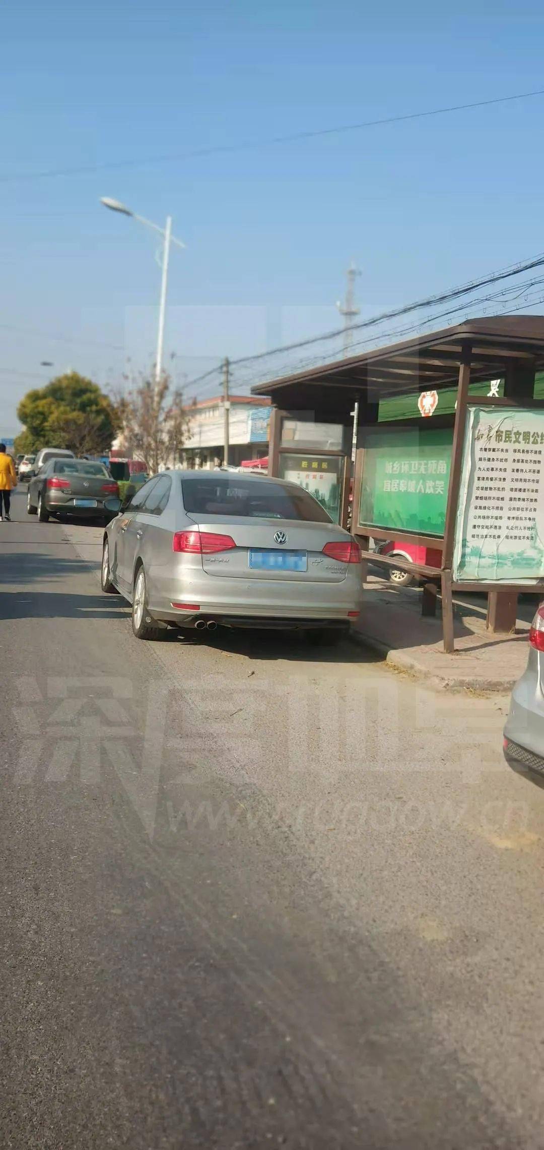 网友提供图片▼如皋市江安镇卫生院门口x314高葛线路两侧乱停车现象