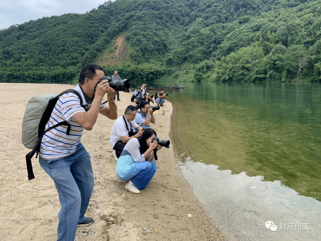 鸟瞰有如嵌在绿水青山上的一弯明月,封开县都平镇清水湾沙滩水清沙白