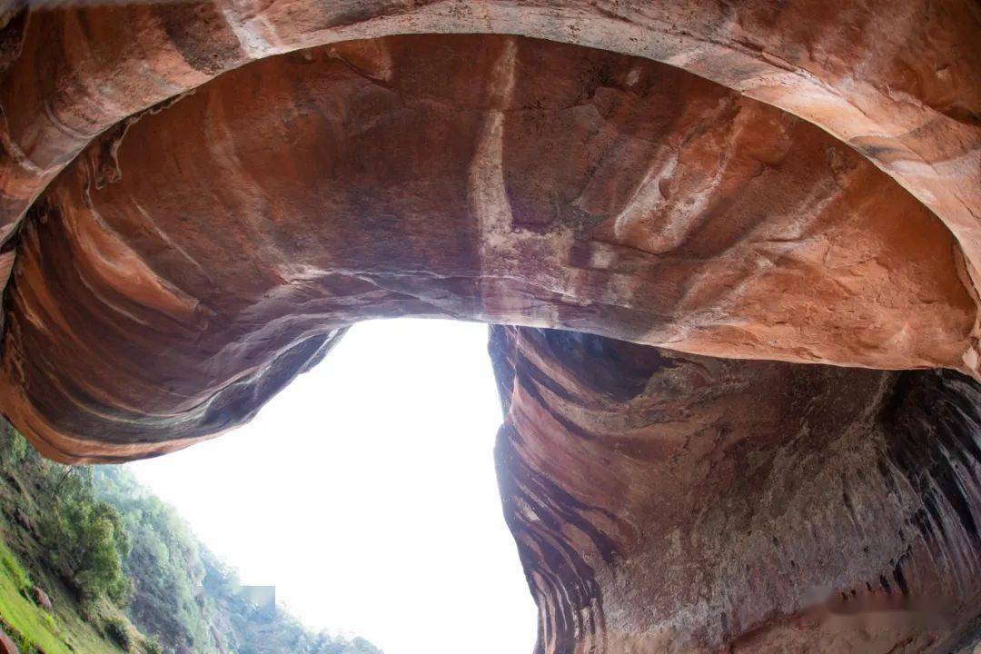 探寻云南丹霞地貌巨穴:葫芦洞