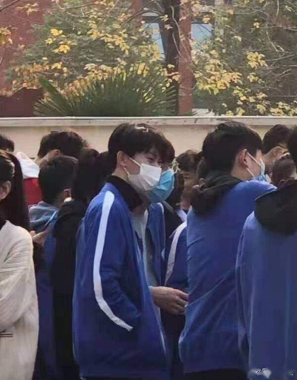 签收新鲜的校服小马哥 学长回学校请喝奶茶啦!_四十七中学