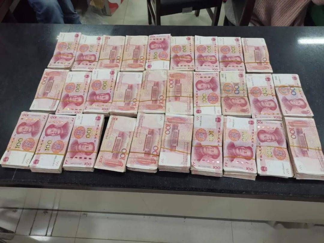 马关这39人聚众赌博被抓警方当场收缴29万余元赌资