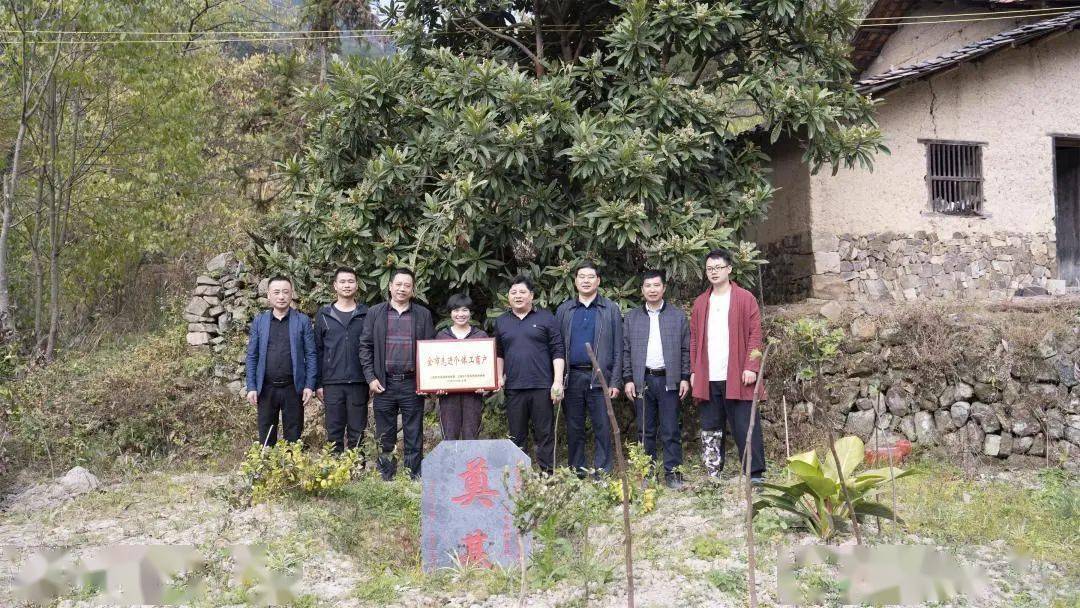 广丰区工商局副局长徐利民,桐畈镇书记朱康贵一行前往广丰区桐畈镇小