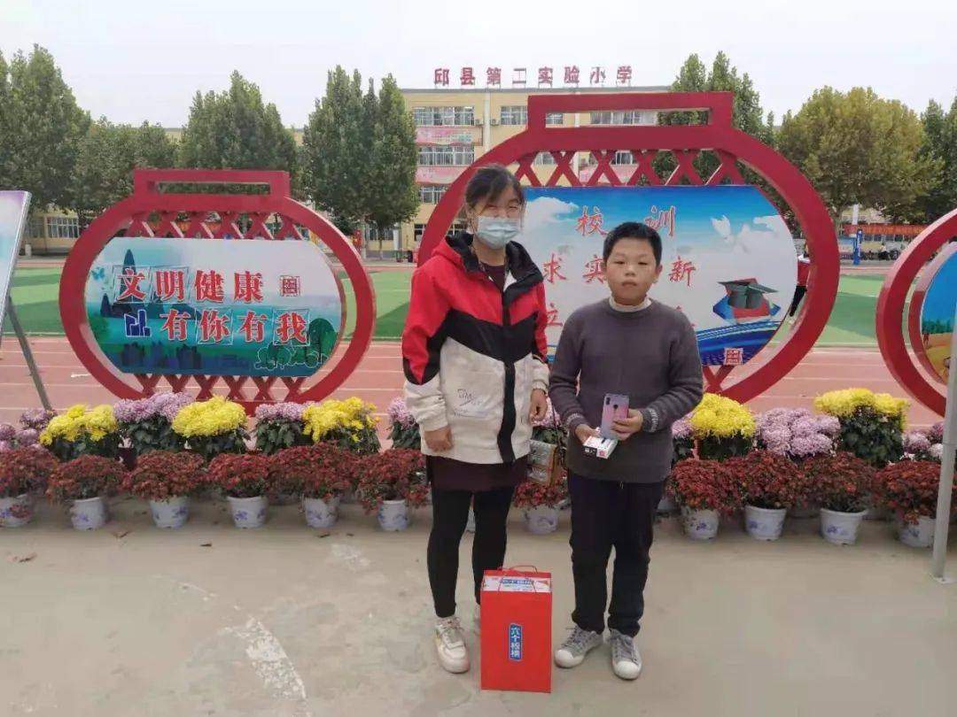 邱县实验二小焦振岩捡到一部华为手机后这样做