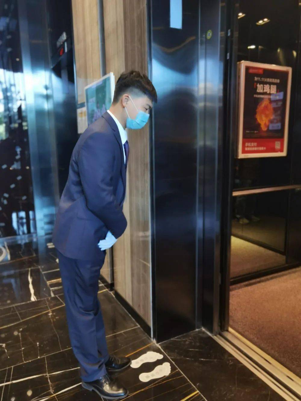 电梯并作指引①以饱满的精神等候业户的到来大堂服务01暖心服务已悄然