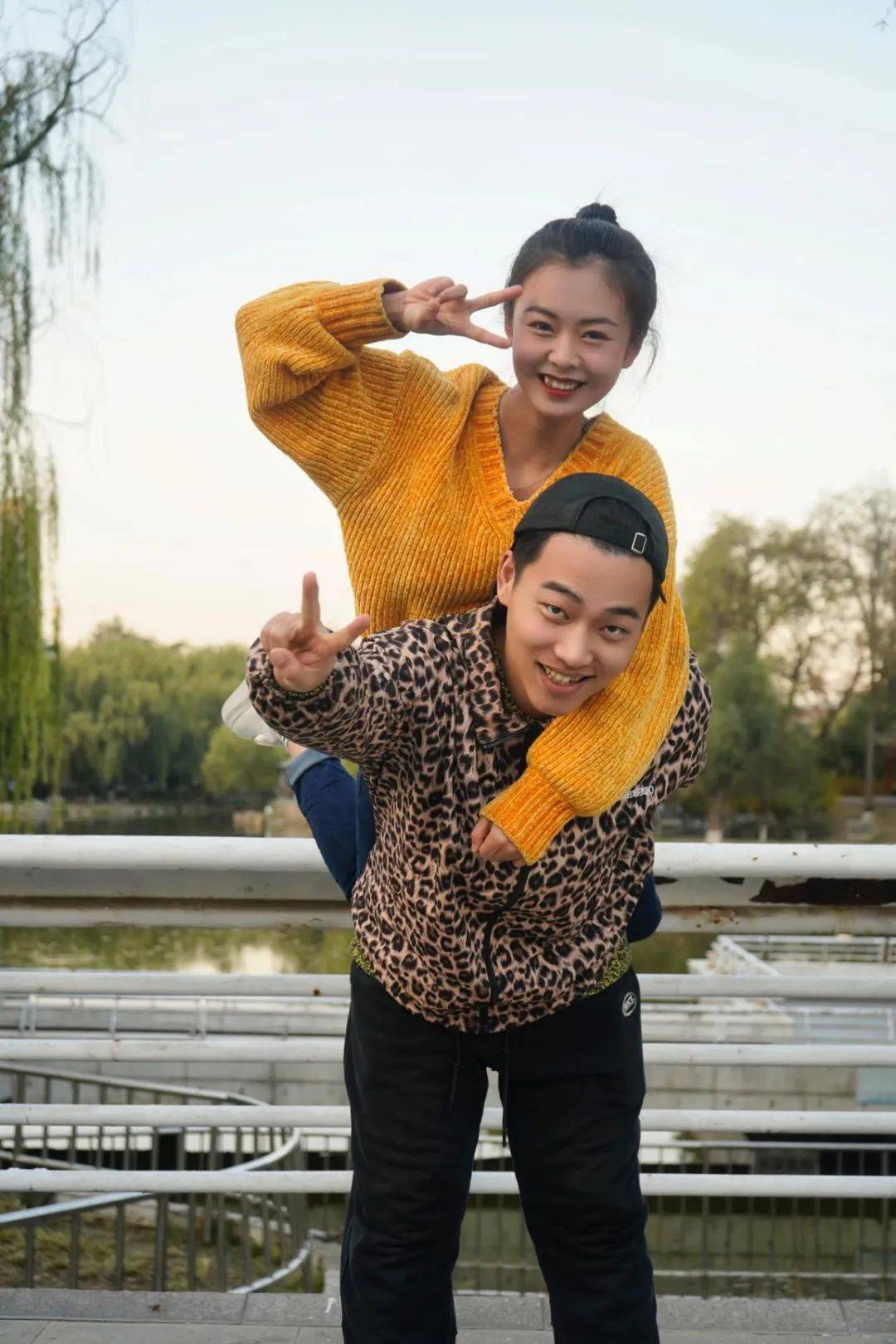 王宇威饰强子,蔡昱饰阳阳▲巴森饰老张,贾梦然饰小阳阳,肖曼艺饰